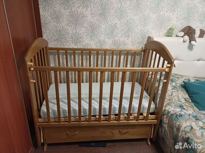 Детская кроватка с маятником и ящиком