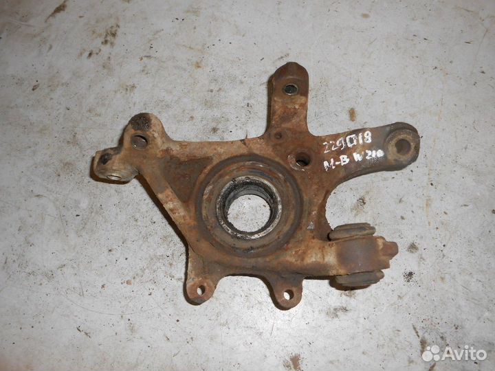 Кулак задний левый (Mercedes-Benz E-class)