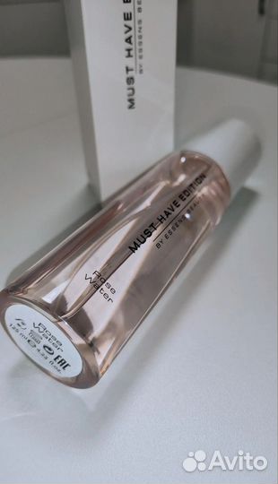 Розовая вода с лепестками дамасской розы