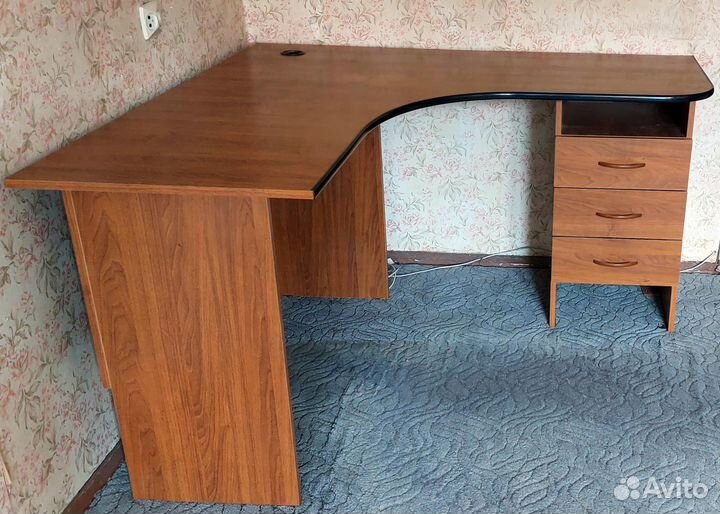 Угловой компьютерный стол с ящиками