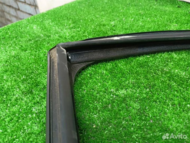 Уплотнитель стекла двери Volvo XC90 2002