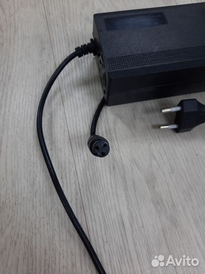 Зарядное устройство 54в. 2,5 ампер