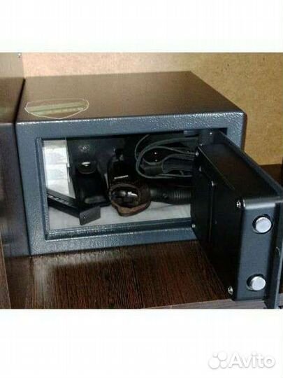 Сейф с электронным замком