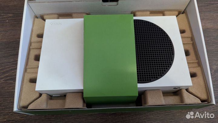 Xbox Series S с геймпадом