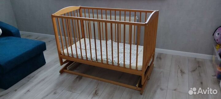 Кроватка и 2 комплекта белья (новые)