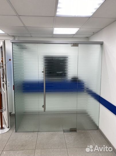 Стеклянная перегородка и дверь