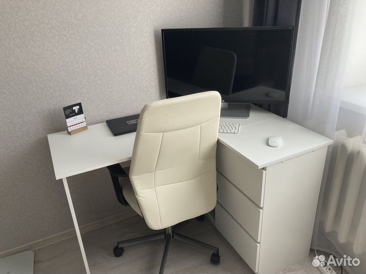 Компьютерный стол белый угловой