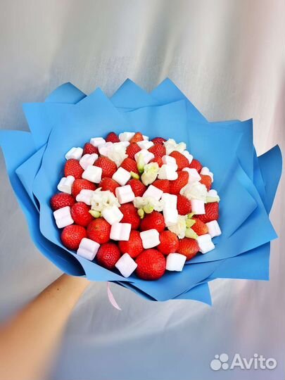Клубничный букеты с цветами