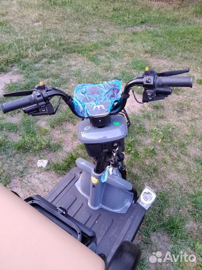 Электроскутер трёхколёсный, трицикл