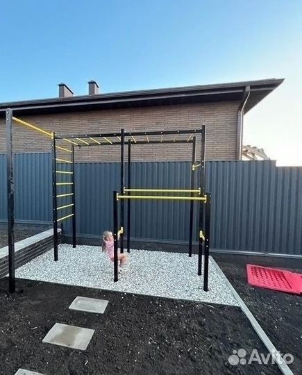 Уличная спортивная площадка