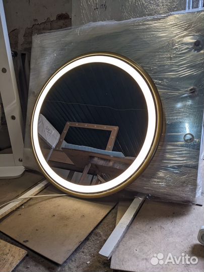 Зеркало парящее в металлической раме круглое