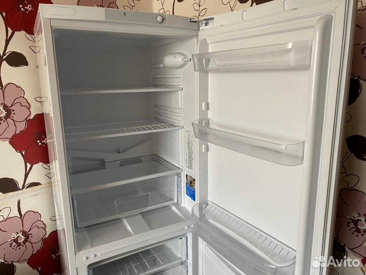 Холодильник Индезит в сост. Нового