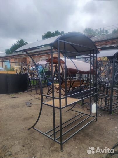Железный мангал с крышей