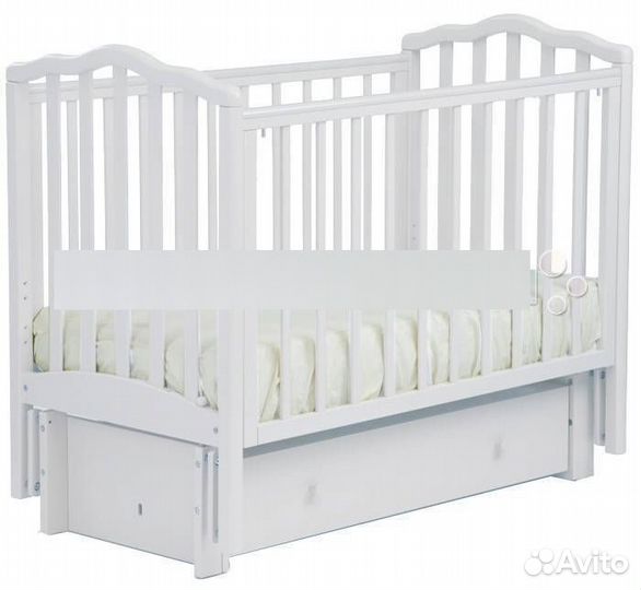 Детская кроватка с маятником