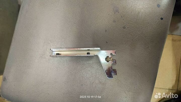 Кронштейн для стеклянных полок