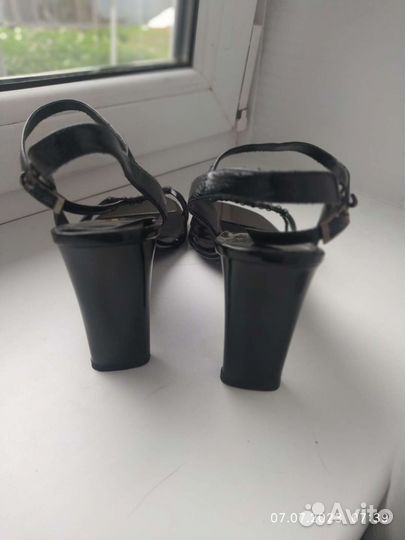 Босоножки лаковые, очень красиво смот