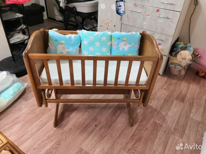 Компактная детская кровать из массива