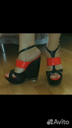 Эффектные босоножки Sasha Fabiani