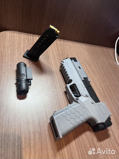 Игрушечный пистолет с вылетающими гильзами