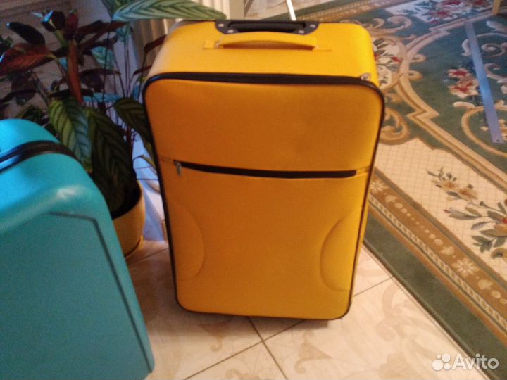 Чемоданы на колесах, желтый и зелёный