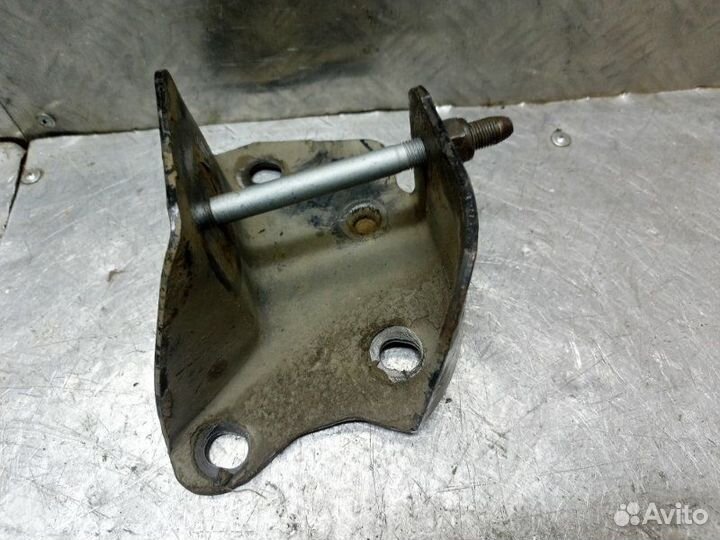 Крепление балки подвески заднее правое Renault