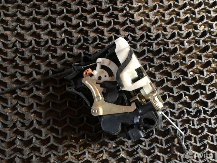 Замок передний правый Mitsubishi Lancer