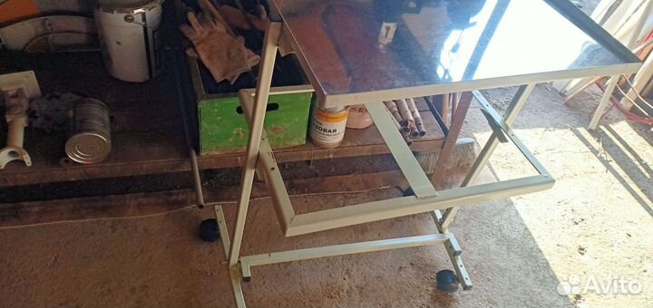 Медицинский столик на колесиках