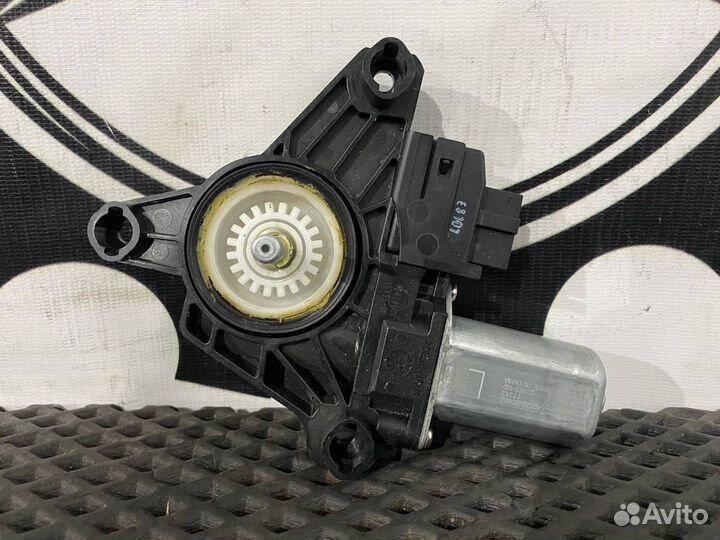 Моторчик стеклоподъемника задний левый A2139060602