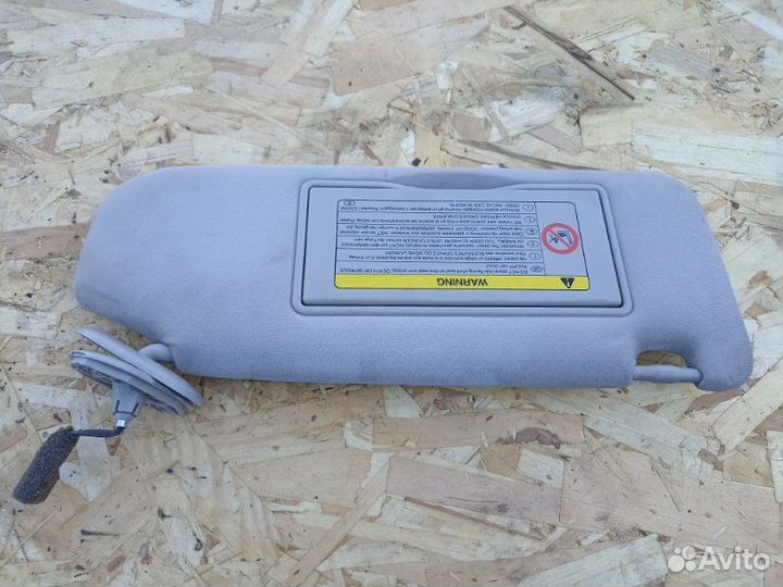 Козырек солнцезащитный правый Toyota Avensis