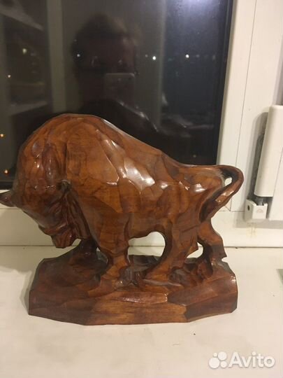 Фигура зубра из дерева