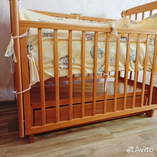 Детская кроватка с маятником и ящиком