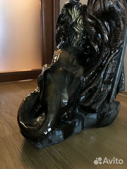 Статуя девушка со львом