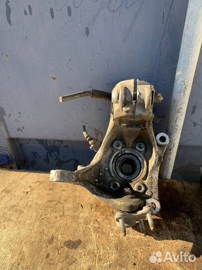 Кулак поворотный левый Volkswagen Passat B6 Б7 сс