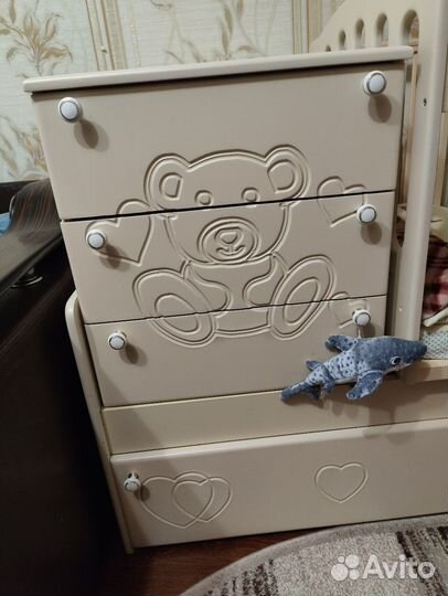 Кровать детская с комодом,столиком и маятником