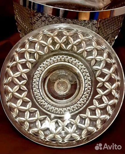 Стеклянная бисквитница