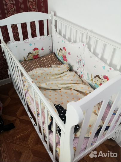 Детская кроватка с маятником и ящиком