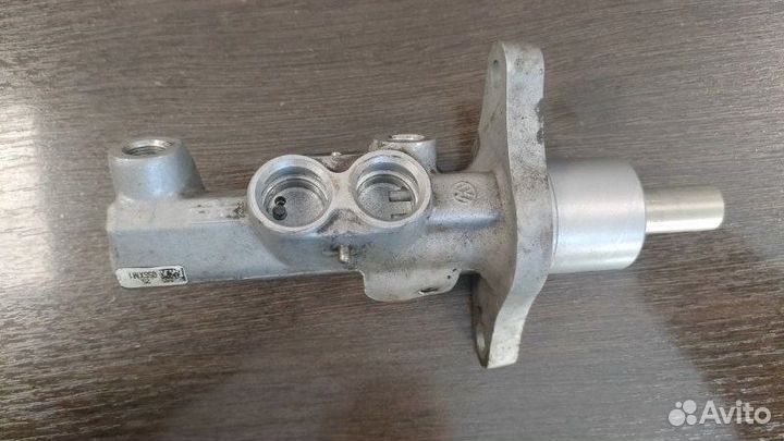 Главный тормозной цилиндр Skoda Octavia II