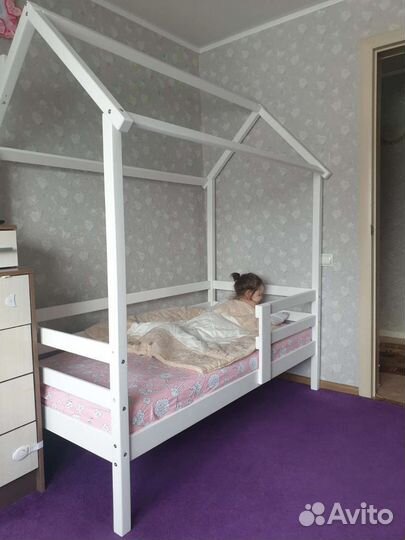 Кровать домик из массива