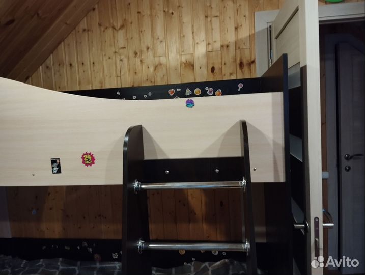 Двухъярусная кровать