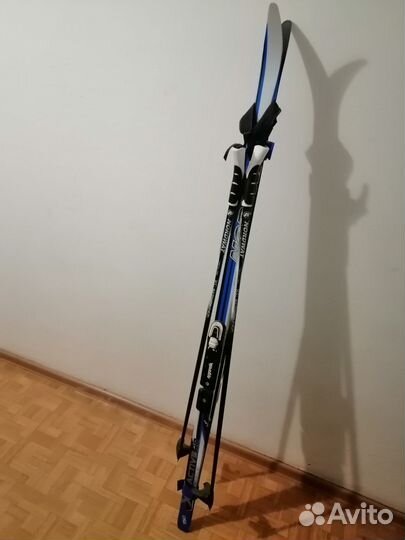 Лыжные ботинки и лыжи