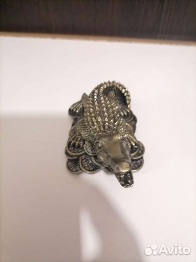 Крокодил на деньгах