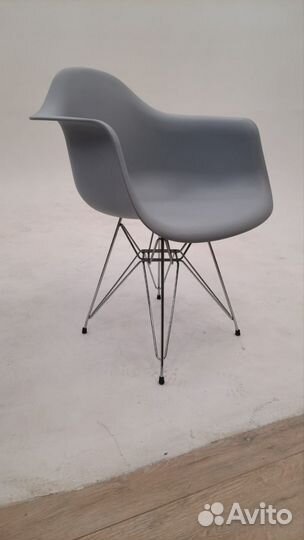 Стул серый Eames пластиковый