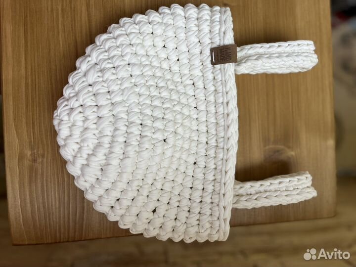 Вязаная корзинка-кармашек на кроватку