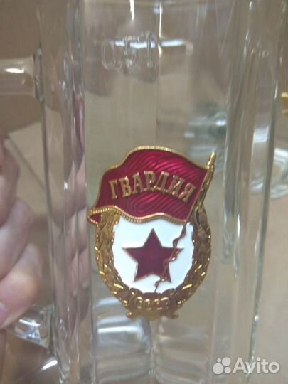 Коллекционные кружки с металлической эмблемой