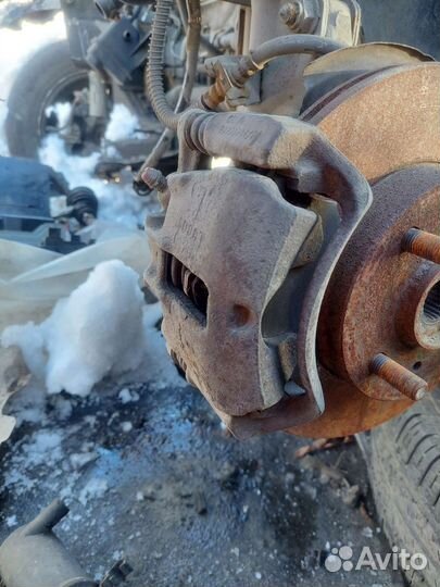 Суппорт передний левый Mitsubishi Carisma