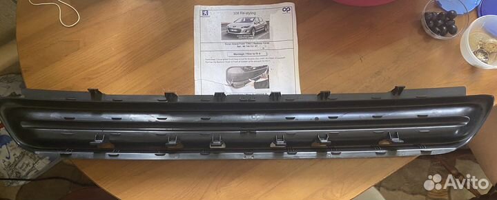 Решетка переднего бампера пежо308.Заглушканакладка