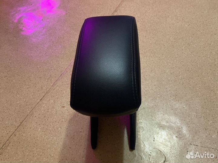 Подлокотник в автомобиль