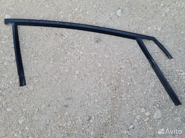 Уплотнитель стекла передний правый Focus 3