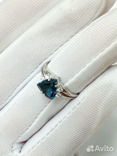 Золотое кольцо с камнем 16р