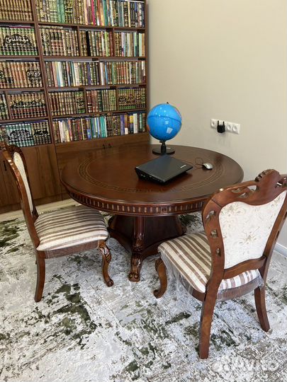 Стол и стулья